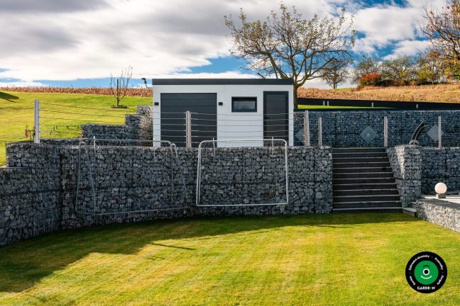 Garáž nad terasou s bazénom a upravenými gabionovými stenami