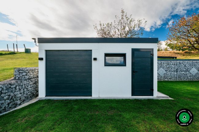 Predná stena garáže s bránou, oknom a tmavými dverami