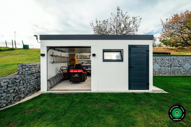 Garáž s otvorenou bránou a uloženým náradím v interiéri