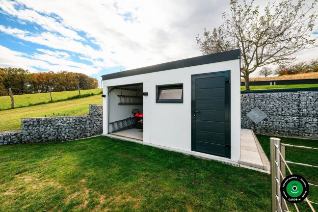 nteriér garáže s kosačkou, rebríkmi a policovým úložným priestorom