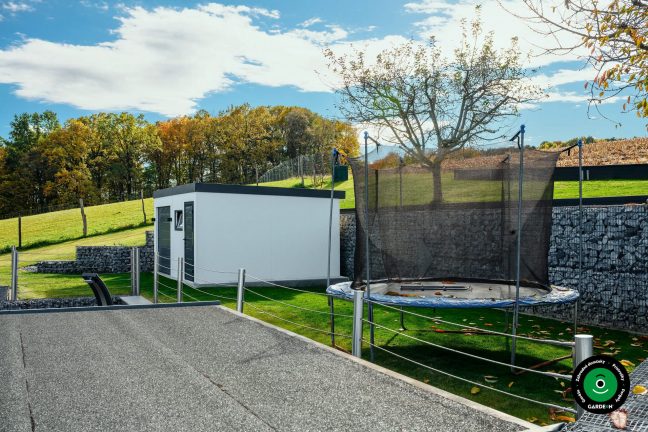 Bočný pohľad na garáž s trampolínou a gabionovým múromI