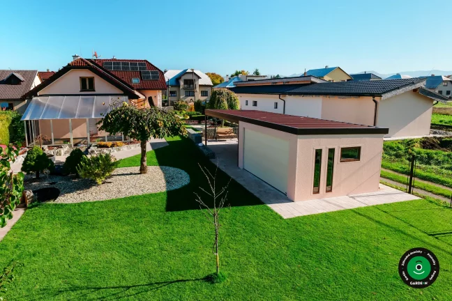 Garáž s prístreškom spájajúca uzavrený a krytý priestor