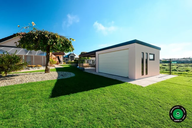 Moderná garáž s bočným prístreškom na parkovanie auta