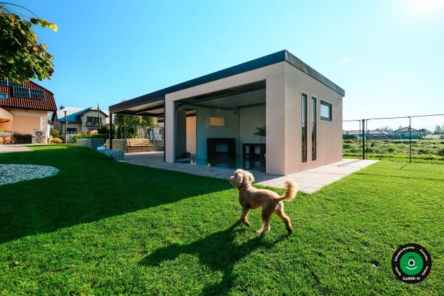 Kombinácia garáže a prístrešku vytvárajúca praktické úložné zázemie