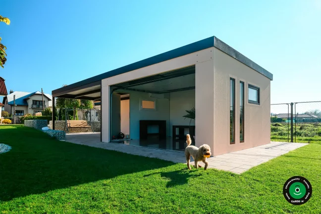 Garáž doplnená prístreškom pre ďalšie vozidlo alebo náradie