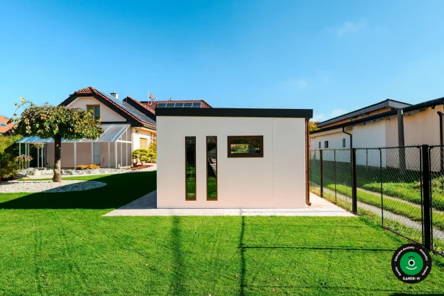 Priestranná garáž s integrovaným prístreškom pri rodinnom dome