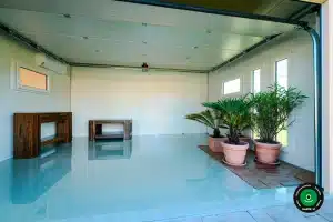 Minimalistick&yacute; pr&aacute;zdny priestor gar&aacute;že pripraven&yacute; na využitie