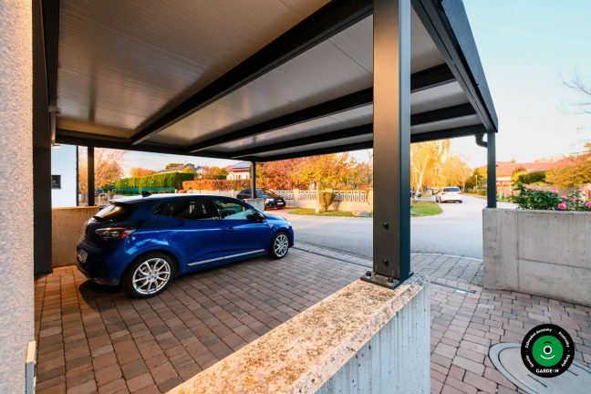 Auto zaparkované pod prístreškom s výhľadom na ulicu