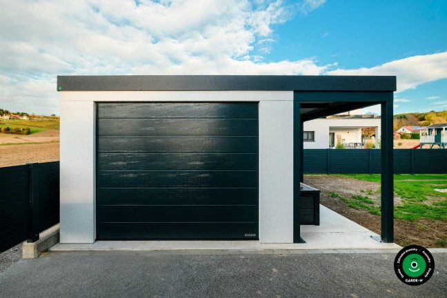 Pohľad na garáž s uzavretou bránou a prístreškom vpravo