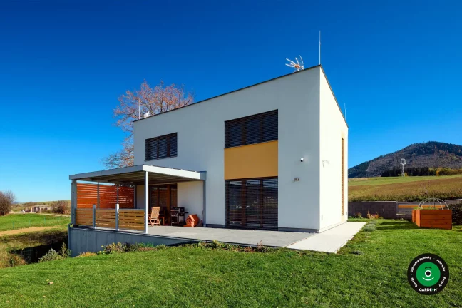 Pergola s posedením na terase vedľa rodinného domu