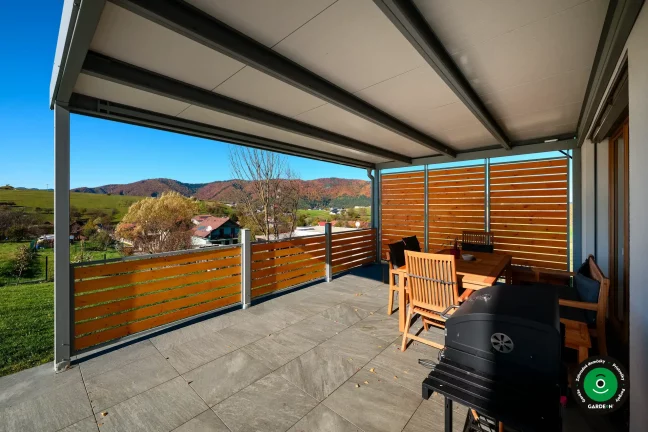 Pergola na terase doplnená komfortným záhradným nábytkom