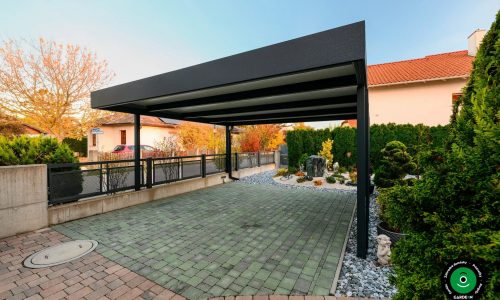 Priestranný prístreškok s krásnou okolitou záhradou