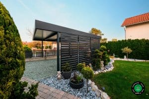 Pr&iacute;stre&scaron;ok pri z&aacute;hrade s okrasn&yacute;mi stromčekmi a skalnou &uacute;pravou