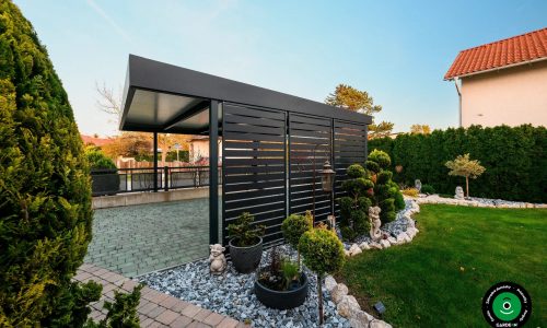 Prístrešok pri záhrade s okrasnými stromčekmi a skalnou úpravou