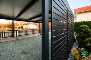 Detail bočnej v&yacute;plne pr&iacute;stre&scaron;ku s v&yacute;hľadom do z&aacute;hrady