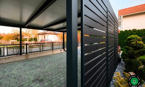 Detail bočnej výplne prístrešku s výhľadom do záhrady