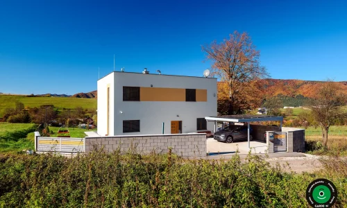 Prístrešok pre dve autá s modernou pevnou konštrukciou