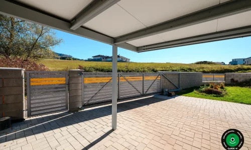 Univerzálny prístrešok pre dve autá s čistým moderným vzhľadom