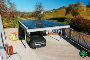 Dvojitý prístrešok na parkovanie áut s rovnou strechou