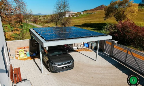 Dvojitý prístrešok na parkovanie áut s rovnou strechou