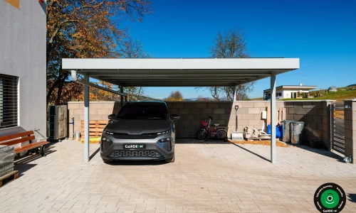 Krytý dvojprístrešok chrániaci autá pred počasím