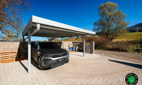 Dvojitý parkovací prístrešok s otvorenými bočnými stenami