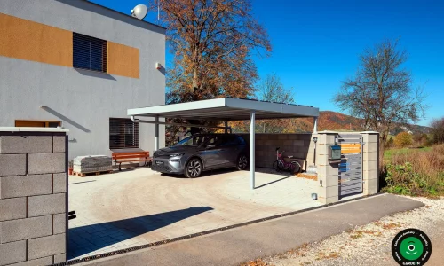 Moderný dvojprístrešok pre autá so stabilnou kovovou konštrukciou