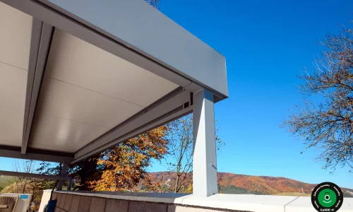 Dvojprístrešok na autá zasadený do upravenej exteriérovej plochy