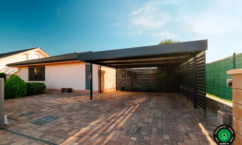 Moderný prístrešok pre autá s tmavou kovovou konštrukciou