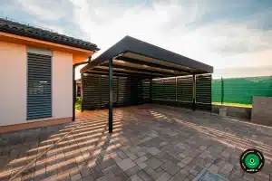 Kryt&yacute; pr&iacute;stre&scaron;ok na parkovanie s kvalitnou kovovou kon&scaron;trukciou