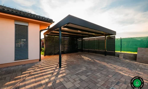 Krytý prístrešok na parkovanie s kvalitnou kovovou konštrukciou