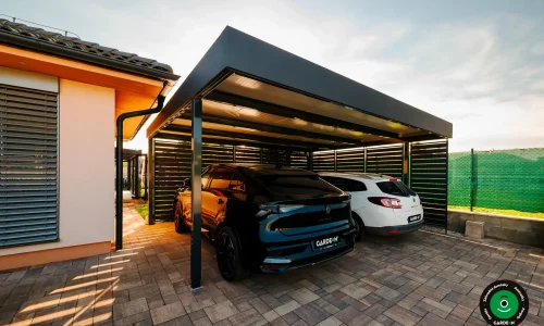 Zastrešený prístrešok pri dome s dvomi zaparkovanými autami