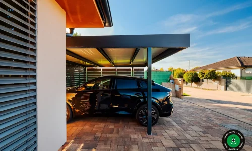 Moderný parkovací prístrešok pri rodinnom dome s dvomi vozidlami