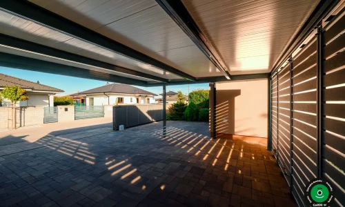 Elegantný prístrešok s bočnými lamelami a spevnenou dlažbou