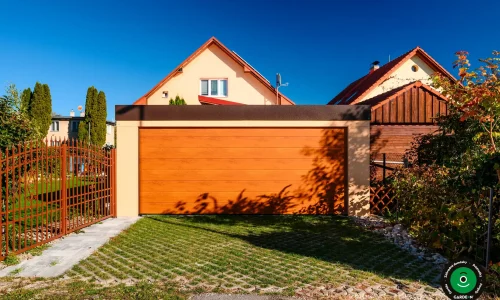 Prístrešok s garážovou bránou v modernom minimalistickom dizajne