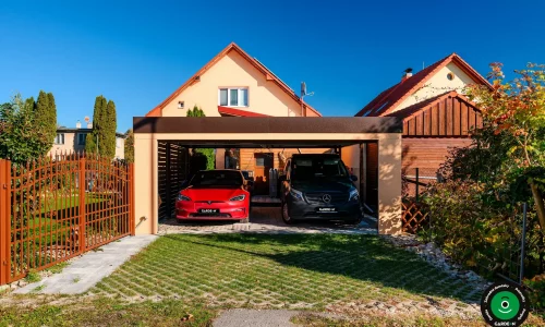 Krytý prístrešok s garážovou bránou a pevným kovovým rámom