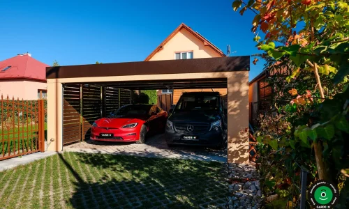 Priestranný prístrešok s integrovanou garážovou bránou a strechou