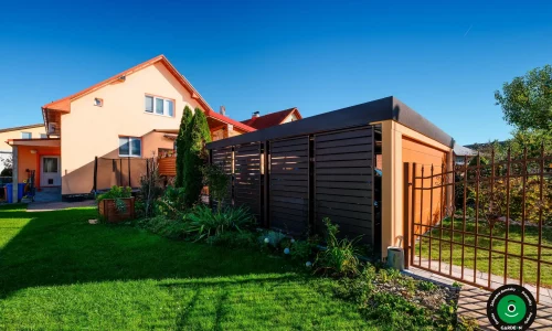 Univerzálny prístrešok s garážovou bránou vhodný na parkovanie