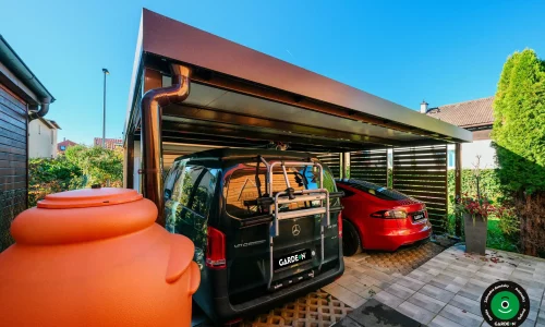 Moderný prístrešok s bránou a bočnými konštrukčnými panelmi