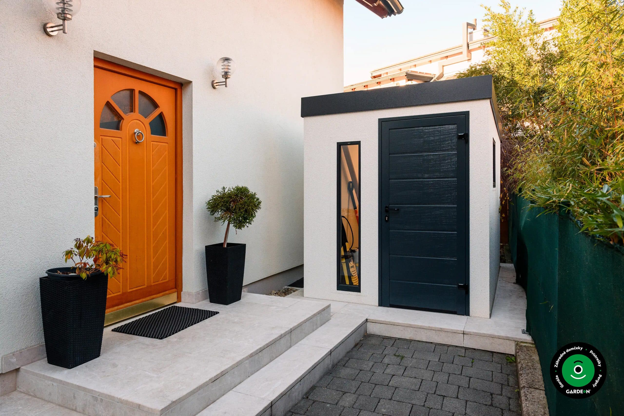 Záhradný domček pri oranžových dverách rodinného domu