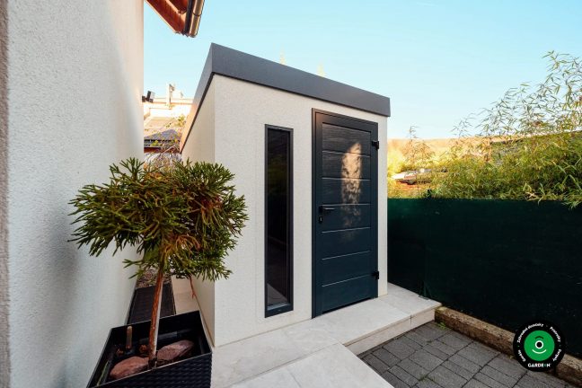 Záhradný domček s úzkym oknom a tmavými dverami