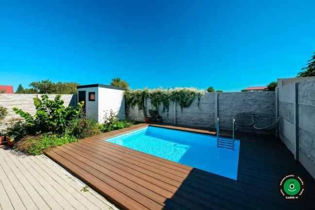 Malý záhradný domček určený na odkladanie sezónneho vybavenia