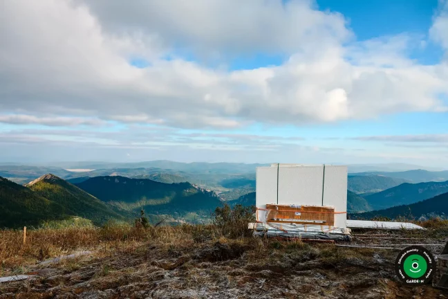 Uložené stavebné panely pripravené na montáž na mieste