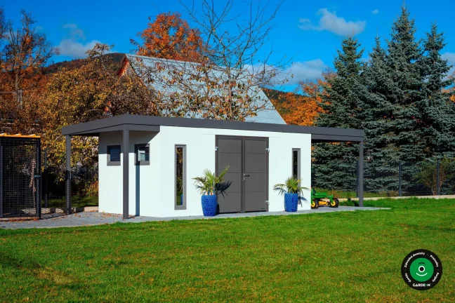 Montovaný domček s modrými kvetináčmi a upraveným trávnikom okolo