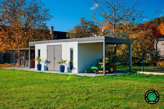 Záhradný domček s prístreškom pre techniku a čistým dizajnom