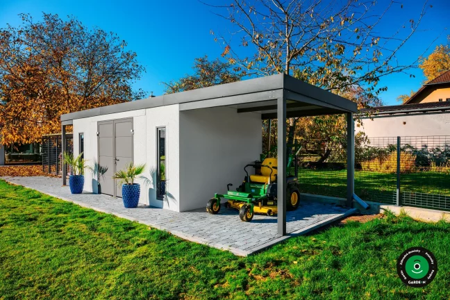 Praktický montovaný domček s betónovým chodníkom a zeleným pozadím