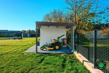 Moderná záhradná stavba s odkladacím priestorom a minimalistickým vzhľadom.