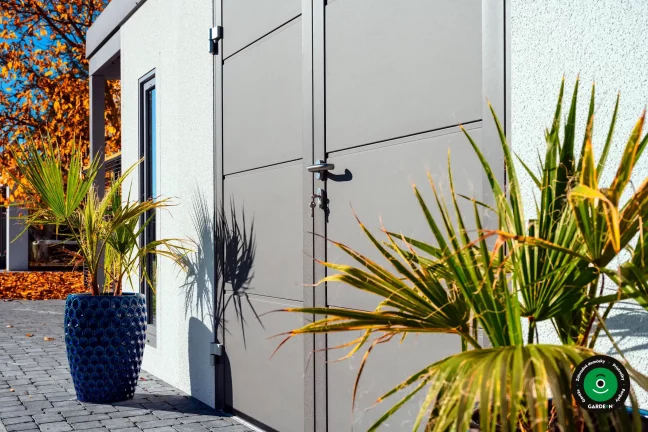 Detail na dvere záhradného domčeka so sedlovou strechou