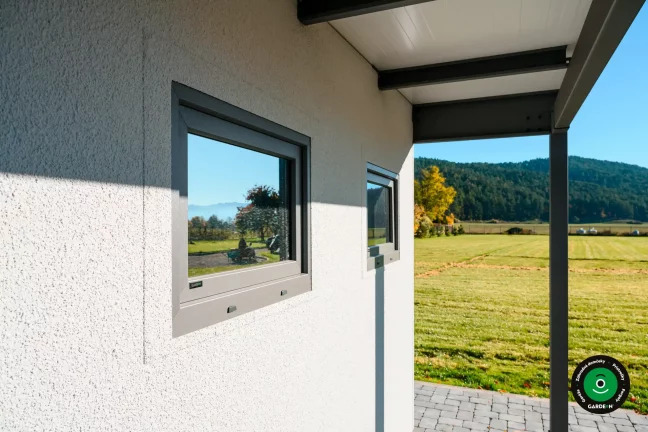 Detail na okno na záhradnom domčeku