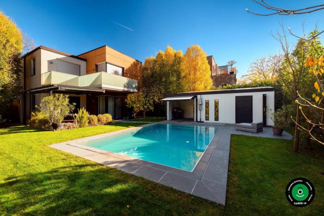 Záhradný domček pri bazéne s otvoreným prístreškom